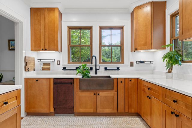 117 S Bragg Avenue, Lookout Mountain, TN 37350
