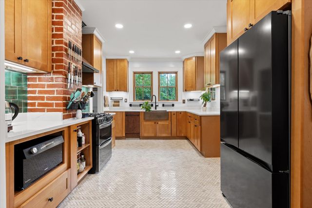117 S Bragg Avenue, Lookout Mountain, TN 37350