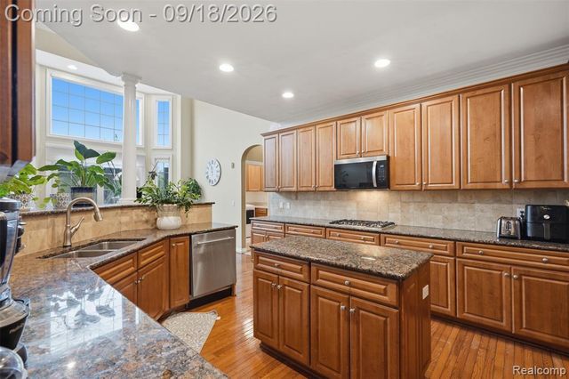 49335 Dominion Court, Canton, MI 48187