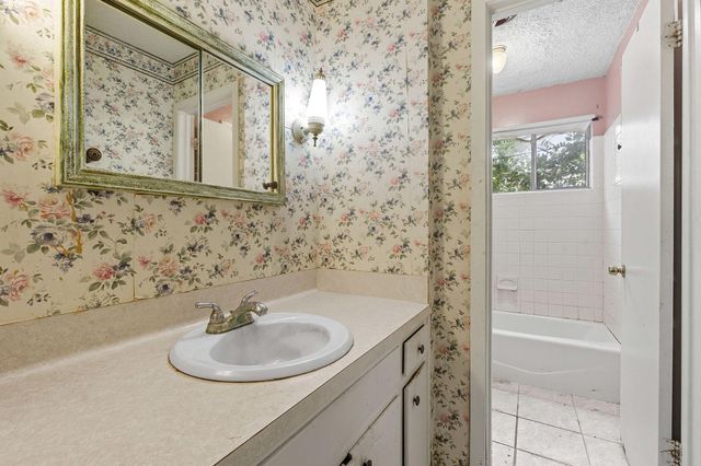 2405 Grace ST, Taylor, TX 76574