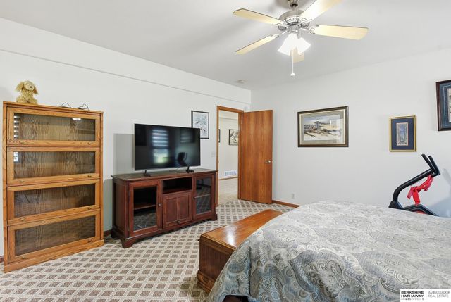 9406 Granville Parkway, La Vista, NE 68128