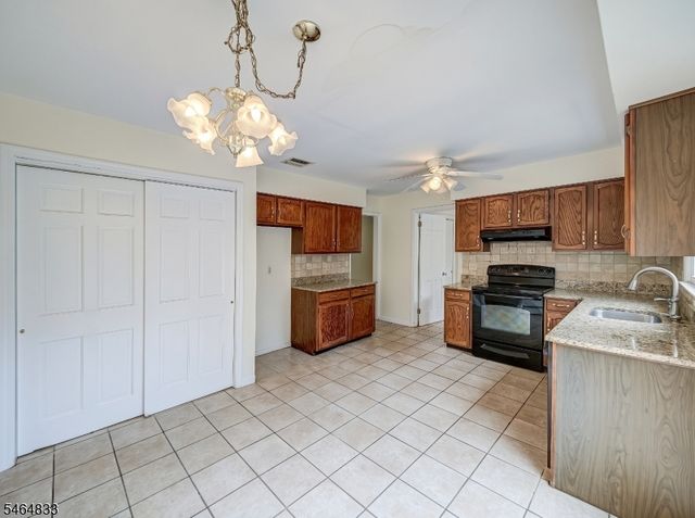 8 Kerry Pl, Mount Olive Twp., NJ 07836