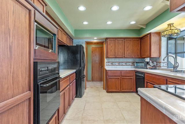 24301 Silver Creek Way, Tehachapi, CA 93561