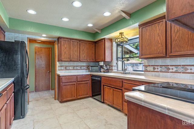 24301 Silver Creek Way, Tehachapi, CA 93561