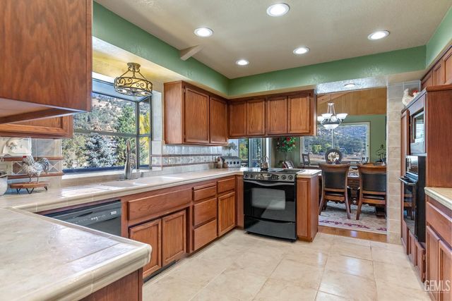 24301 Silver Creek Way, Tehachapi, CA 93561