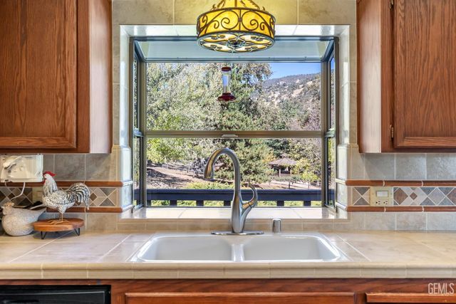 24301 Silver Creek Way, Tehachapi, CA 93561