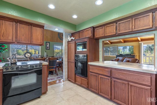 24301 Silver Creek Way, Tehachapi, CA 93561