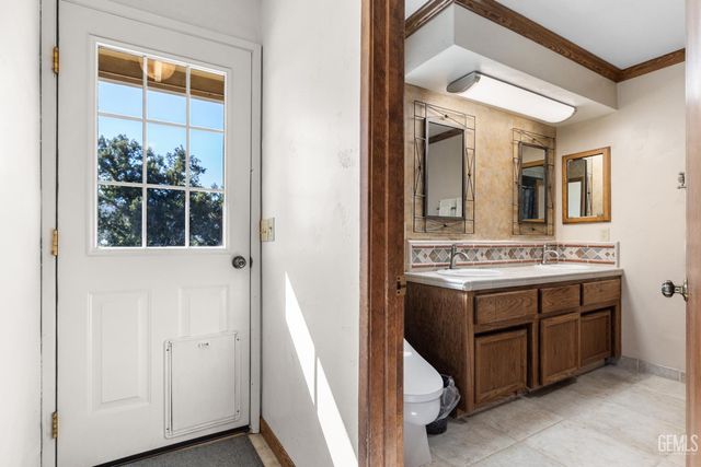 24301 Silver Creek Way, Tehachapi, CA 93561