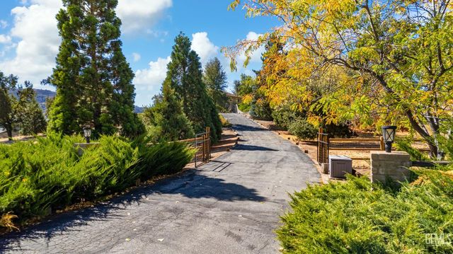 24301 Silver Creek Way, Tehachapi, CA 93561
