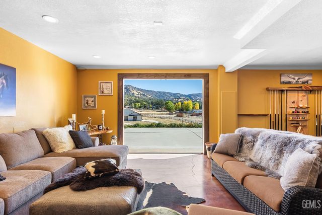 24301 Silver Creek Way, Tehachapi, CA 93561