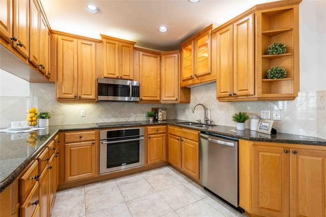 18724 WIMBLEDON CIRCLE, Lutz, FL 33558