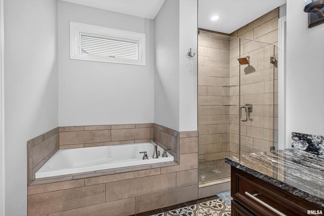 4136 Muirfield Court, Bettendorf, IA 52722