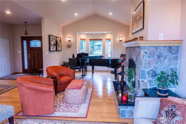 11510 Snowcap Lane SE, Rainier, WA 98576
