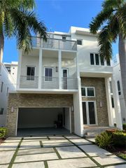 8415 NW 34th Dr, Doral, FL 33122