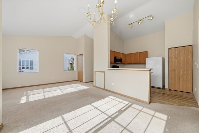 417 SILVERSTONE Drive 417, Carpentersville, IL 60110