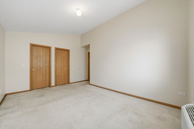 417 SILVERSTONE Drive 417, Carpentersville, IL 60110