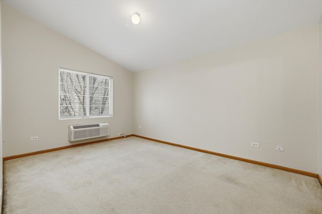 417 SILVERSTONE Drive 417, Carpentersville, IL 60110