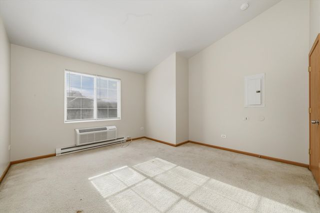 417 SILVERSTONE Drive 417, Carpentersville, IL 60110