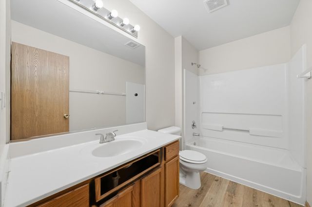 417 SILVERSTONE Drive 417, Carpentersville, IL 60110