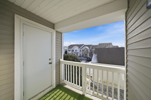 417 SILVERSTONE Drive 417, Carpentersville, IL 60110