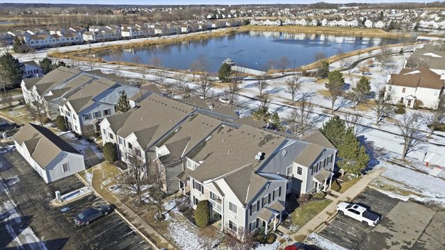 417 SILVERSTONE Drive 417, Carpentersville, IL 60110