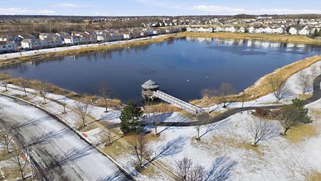 417 SILVERSTONE Drive 417, Carpentersville, IL 60110