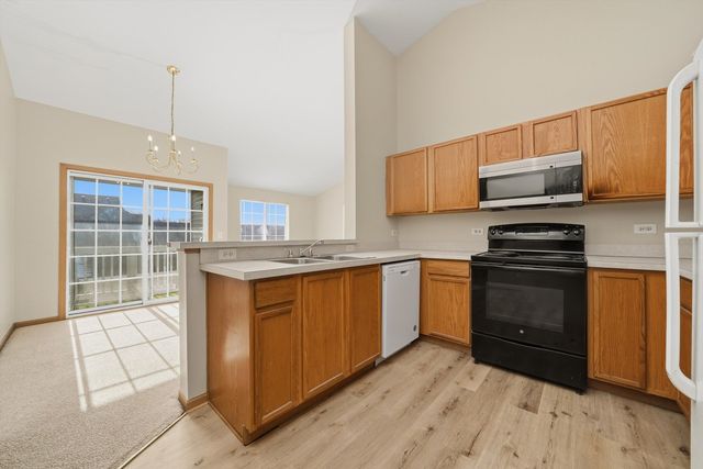 417 SILVERSTONE Drive 417, Carpentersville, IL 60110