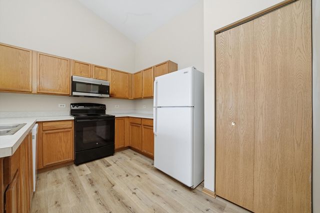 417 SILVERSTONE Drive 417, Carpentersville, IL 60110