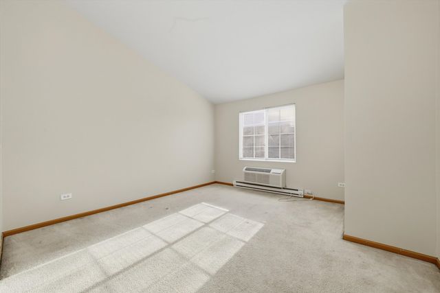 417 SILVERSTONE Drive 417, Carpentersville, IL 60110