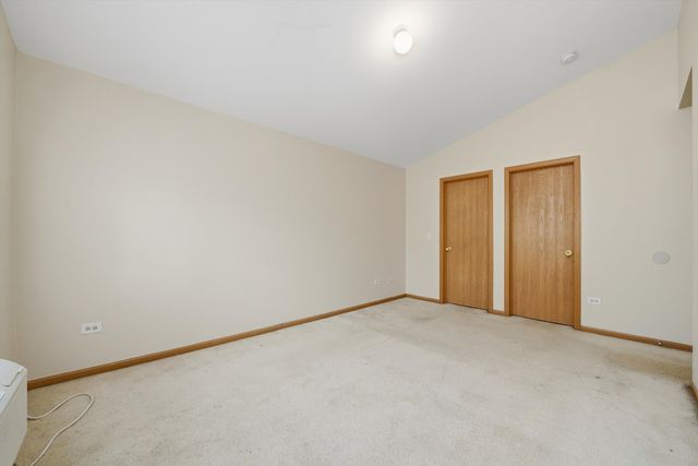 417 SILVERSTONE Drive 417, Carpentersville, IL 60110