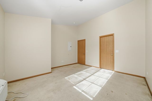 417 SILVERSTONE Drive 417, Carpentersville, IL 60110