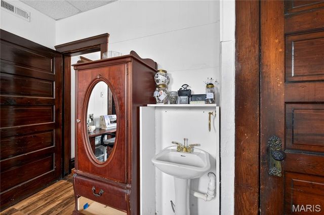 5186 Vernon Avenue, St Louis, MO 63113