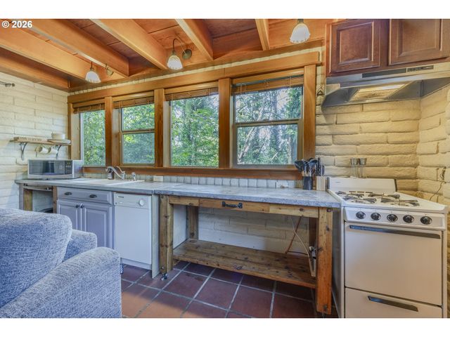 1820 E 28TH Ave, Eugene, OR 97403