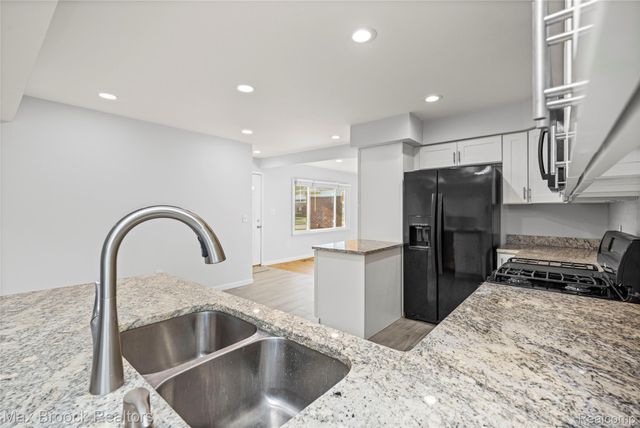 32340 Columbus Drive, Warren, MI 48088