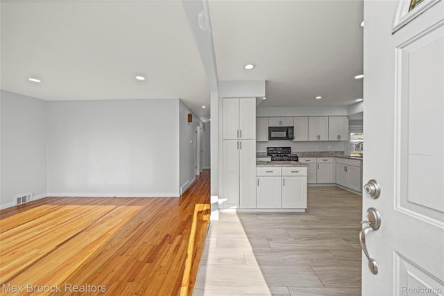 32340 Columbus Drive, Warren, MI 48088