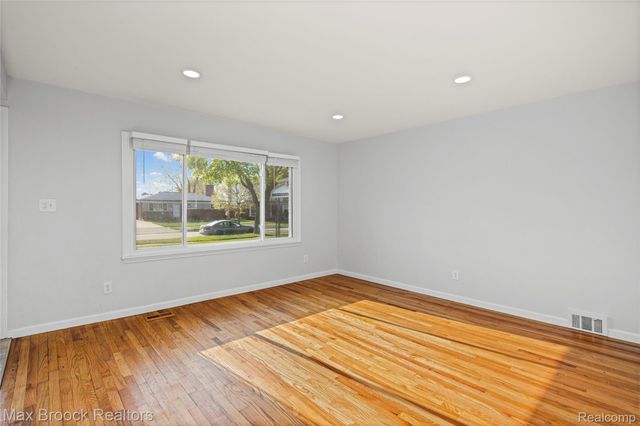 32340 Columbus Drive, Warren, MI 48088