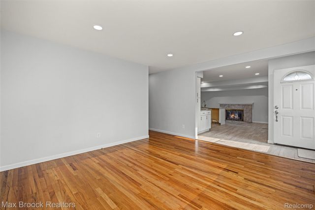 32340 Columbus Drive, Warren, MI 48088