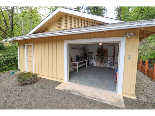 88519 PERIWINKLE Rd, Springfield, OR 97478