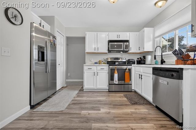 330 Harbour Pointe Drive, Belleville, MI 48111