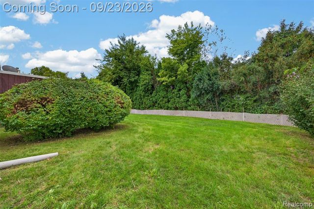 330 Harbour Pointe Drive, Belleville, MI 48111