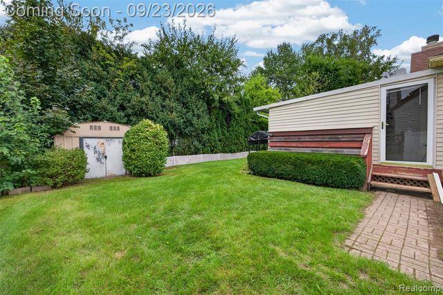 330 Harbour Pointe Drive, Belleville, MI 48111
