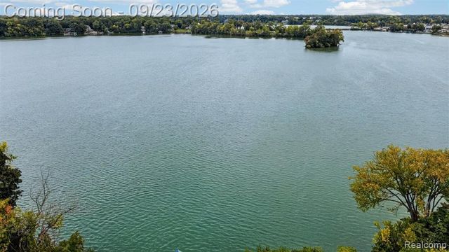 330 Harbour Pointe Drive, Belleville, MI 48111