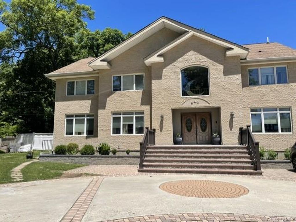 549 Wolf Hill Road, Huntington Station, NY 11746