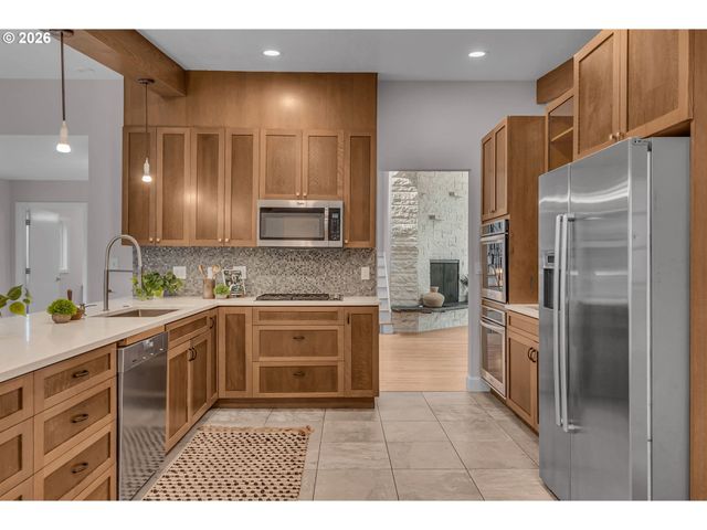 7825 Sw HALL Blvd, Beaverton, OR 97008
