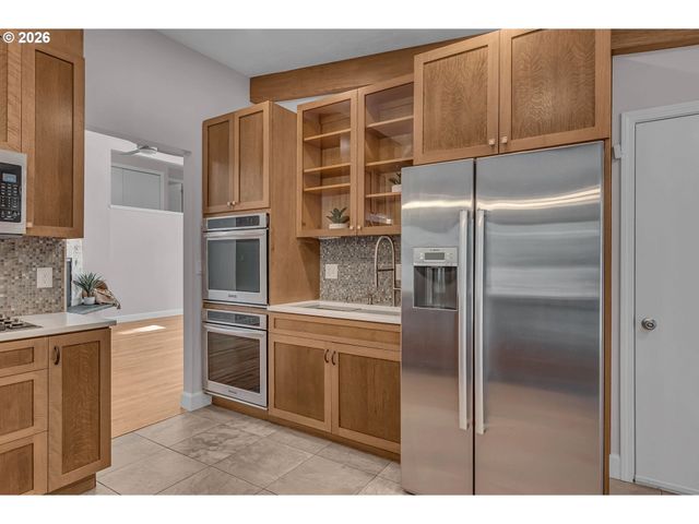 7825 Sw HALL Blvd, Beaverton, OR 97008