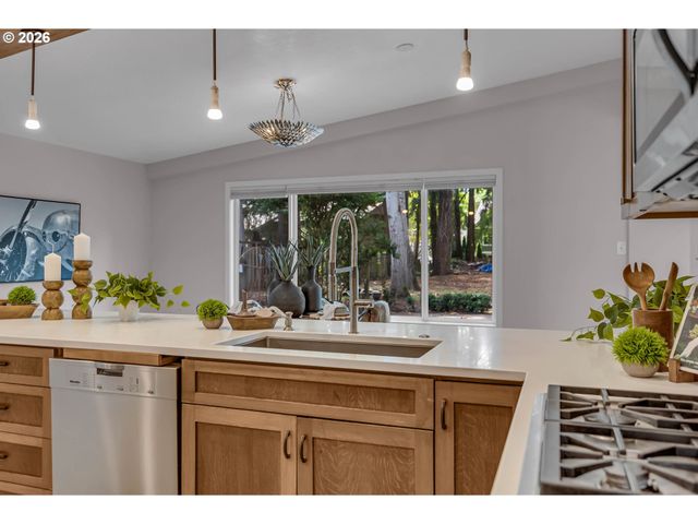7825 Sw HALL Blvd, Beaverton, OR 97008