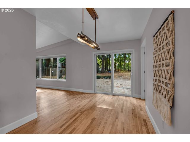 7825 Sw HALL Blvd, Beaverton, OR 97008