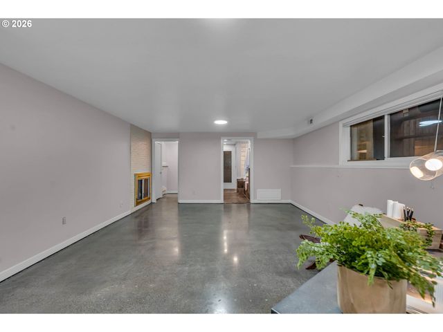 7825 Sw HALL Blvd, Beaverton, OR 97008
