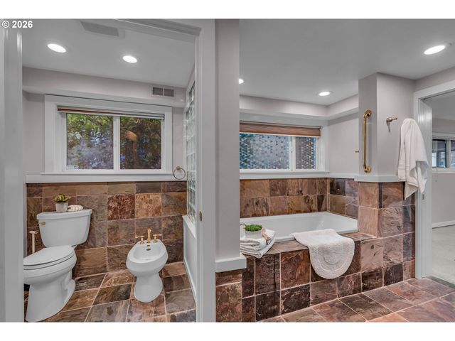 7825 Sw HALL Blvd, Beaverton, OR 97008