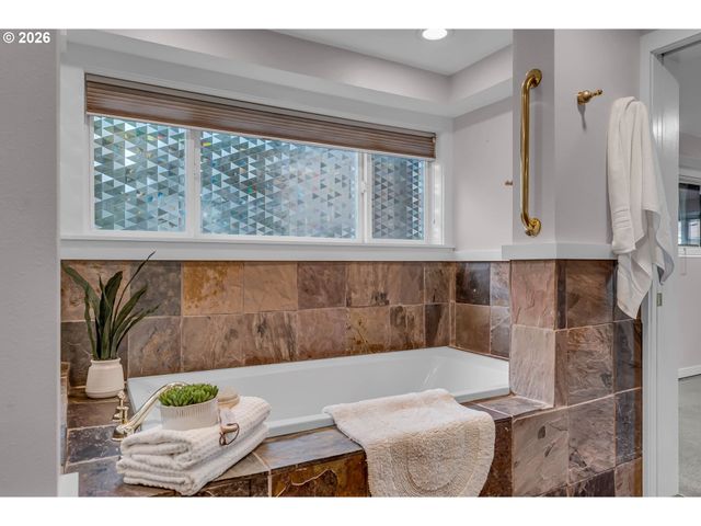 7825 Sw HALL Blvd, Beaverton, OR 97008